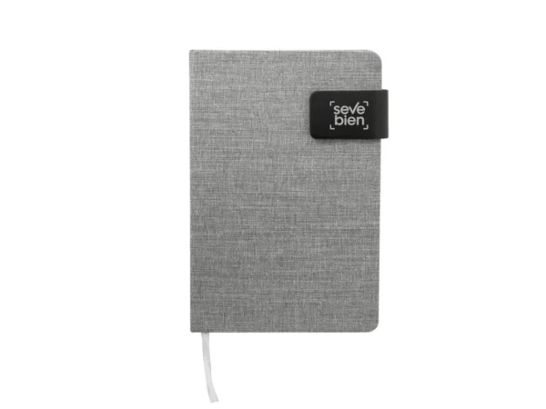 Libreta TIK de diseño ejecutivo en RPET gris con cierre magnético de neodimio y tira de poliuretano.