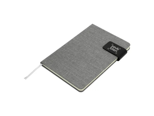 Libreta TIK de diseño ejecutivo en RPET gris con cierre magnético de neodimio y tira de poliuretano.