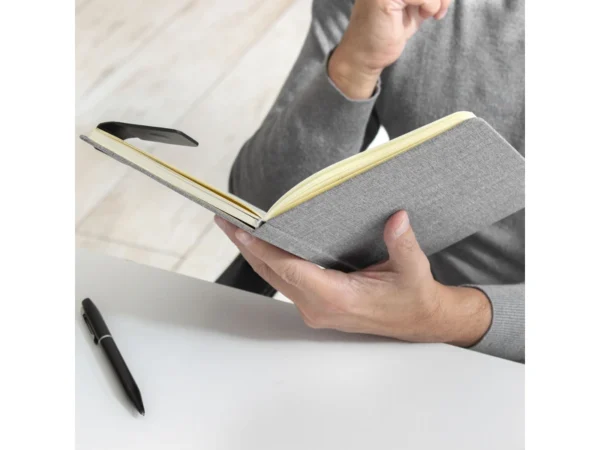 Libreta TIK de diseño ejecutivo en RPET gris con cierre magnético de neodimio y tira de poliuretano.