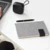 Libreta TIK de diseño ejecutivo en RPET gris con cierre magnético de neodimio y tira de poliuretano.
