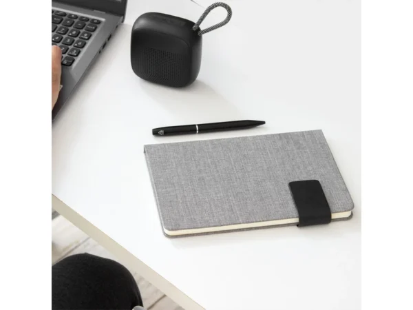 Libreta TIK de diseño ejecutivo en RPET gris con cierre magnético de neodimio y tira de poliuretano.