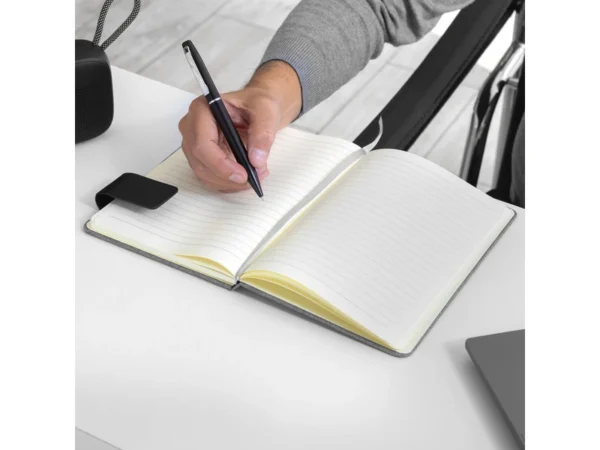 Libreta TIK de diseño ejecutivo en RPET gris con cierre magnético de neodimio y tira de poliuretano.