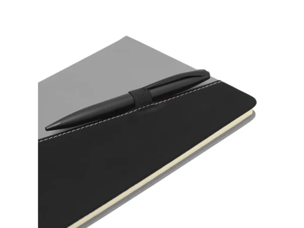 Libreta TREK bicolor con tapa rígida de poliuretano, portalápices elástico y encuadernación cosida.