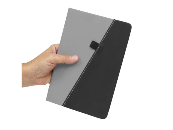 Libreta TREK bicolor con tapa rígida de poliuretano, portalápices elástico y encuadernación cosida.