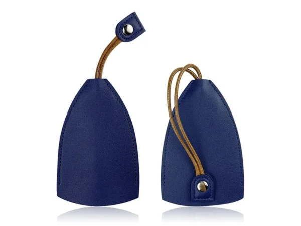 LLavero pull-out fabricado en curpiel con vaina protectora, trencilla interna y cierre de broche de seguridad.