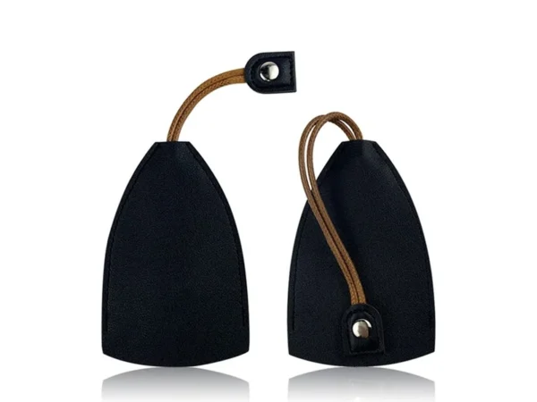 LLavero pull-out fabricado en curpiel con vaina protectora, trencilla interna y cierre de broche de seguridad.