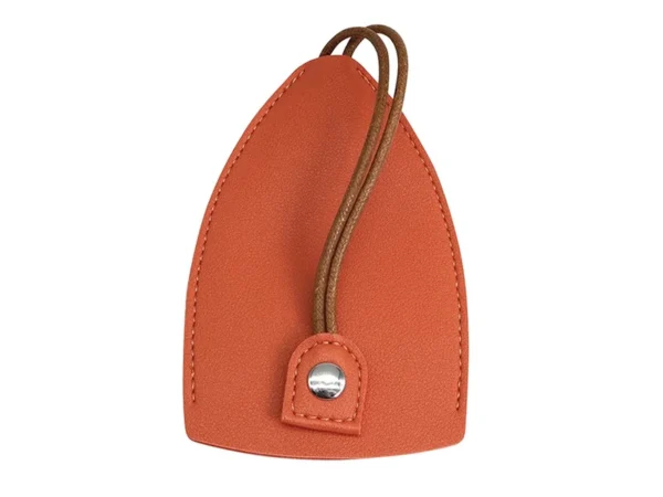 LLavero pull-out fabricado en curpiel con vaina protectora, trencilla interna y cierre de broche de seguridad.