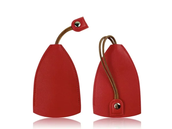 LLavero pull-out fabricado en curpiel con vaina protectora, trencilla interna y cierre de broche de seguridad.