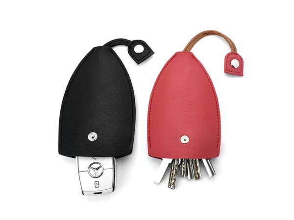 LLavero pull-out fabricado en curpiel con vaina protectora, trencilla interna y cierre de broche de seguridad.