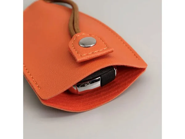 LLavero pull-out fabricado en curpiel con vaina protectora, trencilla interna y cierre de broche de seguridad.