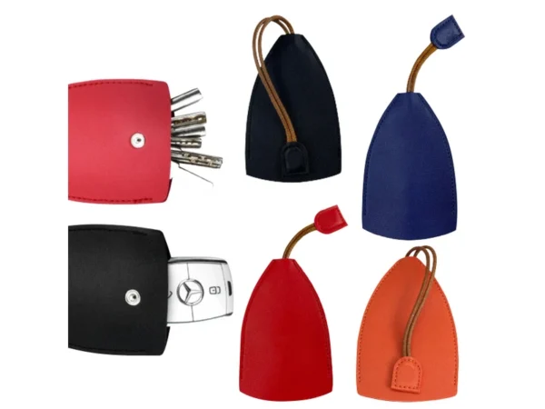 LLavero pull-out fabricado en curpiel con vaina protectora, trencilla interna y cierre de broche de seguridad.