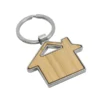 Llavero KIJOM en forma de casa con estructura metálica brillante, panel de bambú barnizado y estuche de regalo kraft con terciopelo.