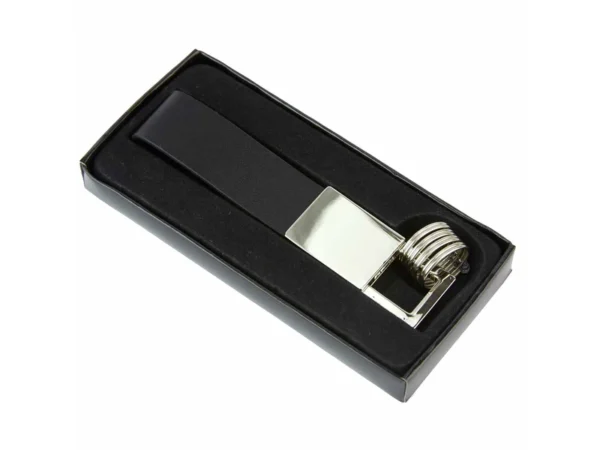 Llavero Arum de curpiel y metal con 4 argollas y estuche de regalo para eventos empresariales.
