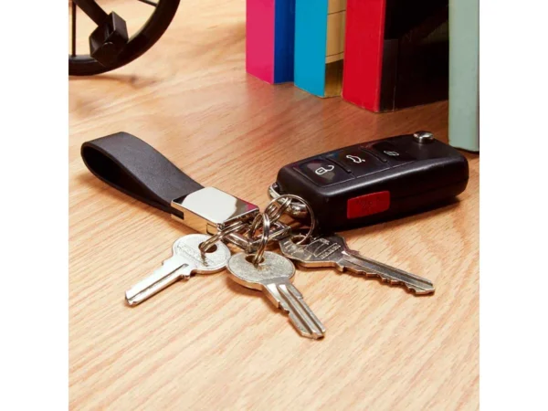 Llavero Arum de curpiel y metal con 4 argollas y estuche de regalo para eventos empresariales.