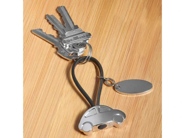 LLAVERO AUTO CON PLACA fabricado en hule y metal con área de grabado láser para logotipos corporativos.