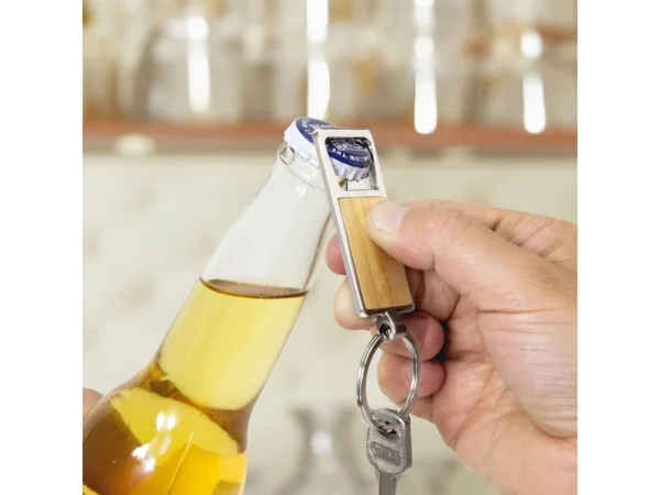 Llavero destapador KIDRINK con estructura metálica brillante, panel de bambú barnizado y estuche de regalo con terciopelo.