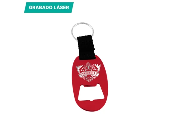 Llavero destapador metálico con detalle de tela para grabado láser y branding empresarial.