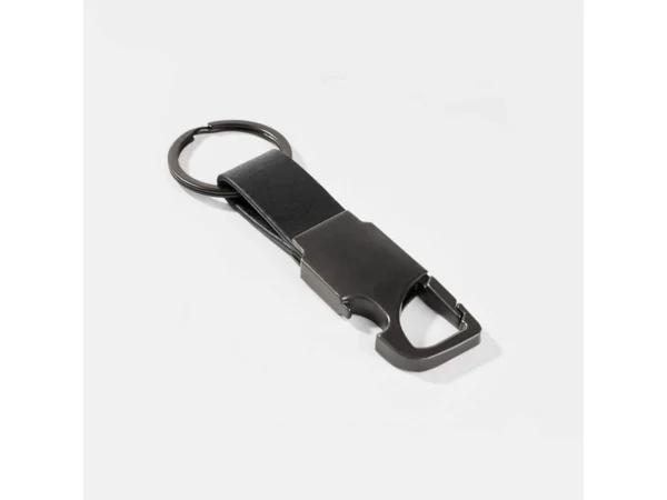 Llavero destapador Pilsen de metal y curpiel con gancho de seguridad para grabado láser corporativo.