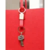 Llavero Detroit de aleación de zinc y correa de curpiel con argolla desprendible para regalos institucionales en congresos.