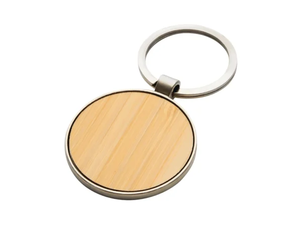 Llavero KICER circular con estructura de metal brillante, panel de bambú barnizado y estuche de regalo con terciopelo negro.