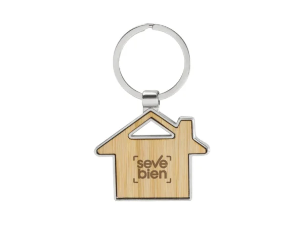 Llavero KIJOM en forma de casa con estructura metálica brillante, panel de bambú barnizado y estuche de regalo kraft con terciopelo.