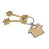 Llavero KIJOM en forma de casa con estructura metálica brillante, panel de bambú barnizado y estuche de regalo kraft con terciopelo.