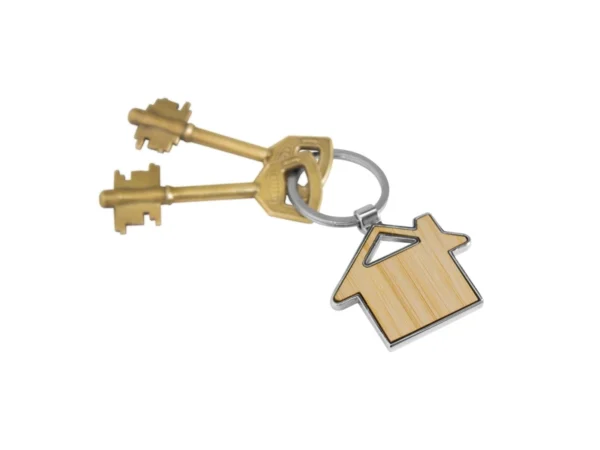 Llavero KIJOM en forma de casa con estructura metálica brillante, panel de bambú barnizado y estuche de regalo kraft con terciopelo.