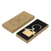 Llavero KIJOM en forma de casa con estructura metálica brillante, panel de bambú barnizado y estuche de regalo kraft con terciopelo.