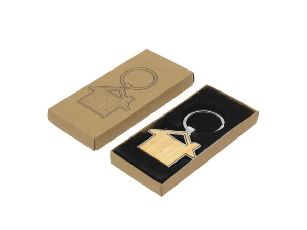 Llavero KIJOM en forma de casa con estructura metálica brillante, panel de bambú barnizado y estuche de regalo kraft con terciopelo.