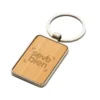 Llavero KIREC rectangular con estructura de metal brillante, panel de bambú barnizado y estuche de regalo con terciopelo negro.