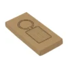 Llavero KIREC rectangular con estructura de metal brillante, panel de bambú barnizado y estuche de regalo con terciopelo negro.