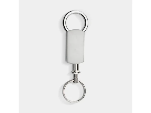 LLAVERO CASA-COCHE con sistema separable, acabado plata y área para grabado láser corporativo.