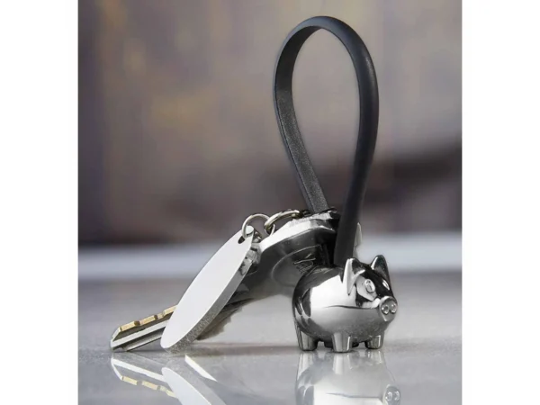 LLAVERO PUERQUITO CON PLACA metálica para grabado láser en caja individual para empresas.