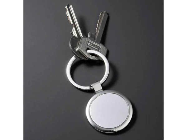 LLAVERO RUBENS metálico de 3.4 x 7.3 cm con caja individual para grabado láser de logotipos empresariales.