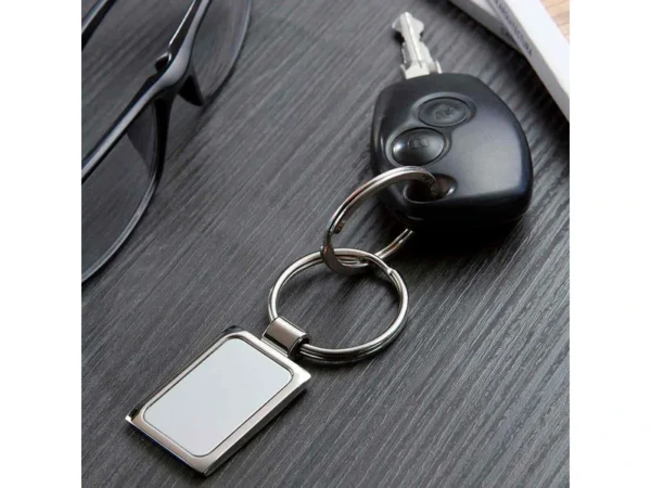 Llavero Square metálico con diseño geométrico para grabado láser, ideal para kits de bienvenida y onboarding corporativo.
