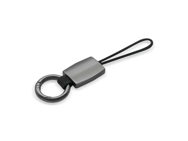 Llavero Strop metálico con argolla tipo gancho diseñado para llaves de auto con ranura estrecha y grabado láser.