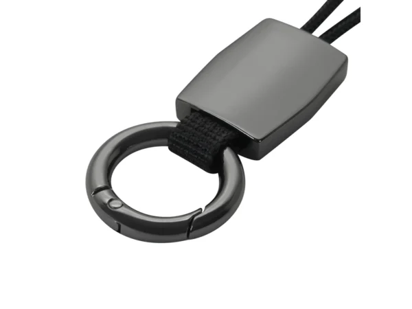 Llavero Strop metálico con argolla tipo gancho diseñado para llaves de auto con ranura estrecha y grabado láser.