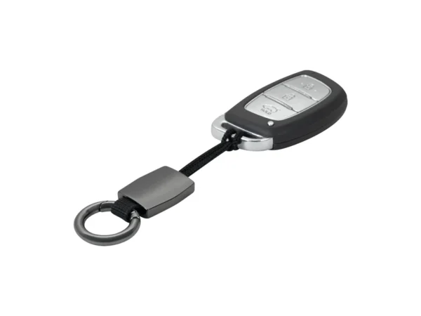 Llavero Strop metálico con argolla tipo gancho diseñado para llaves de auto con ranura estrecha y grabado láser.