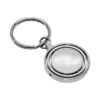 Llavero Terra circular de metal con superficie interior giratoria y estuche de regalo individual.