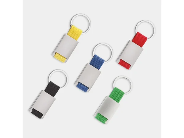 LLAVERO CASPIO metálico con cinta de tela y caja individual para regalos corporativos de alta gama.