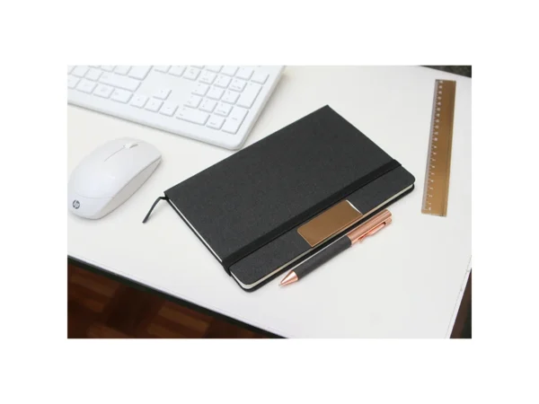 Set Bowil ejecutivo con libreta de RPET reciclado y bolígrafo de acero inoxidable en caja de regalo.
