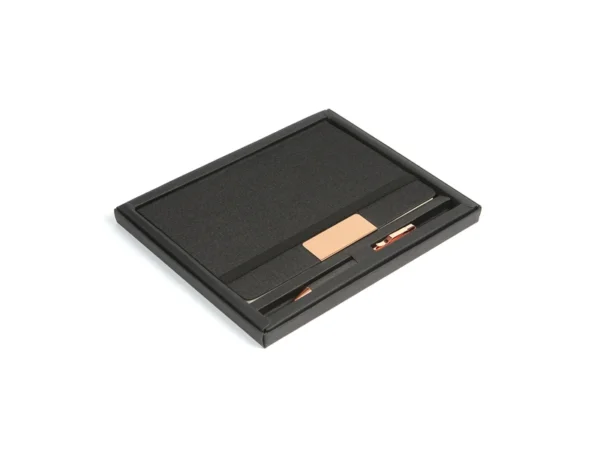 Set Bowil ejecutivo con libreta de RPET reciclado y bolígrafo de acero inoxidable en caja de regalo.