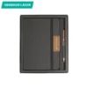 Set Bowil ejecutivo con libreta de RPET reciclado y bolígrafo de acero inoxidable en caja de regalo.