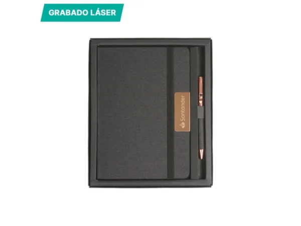 Set Bowil ejecutivo con libreta de RPET reciclado y bolígrafo de acero inoxidable en caja de regalo.