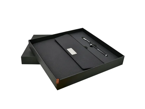 Set Marruecos compuesto por libreta de curpiel con planeador atemporal y bolígrafo de metal en estuche de presentación.