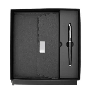 Set Marruecos compuesto por libreta de curpiel con planeador atemporal y bolígrafo de metal en estuche de presentación.