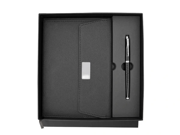 Set Marruecos compuesto por libreta de curpiel con planeador atemporal y bolígrafo de metal en estuche de presentación.