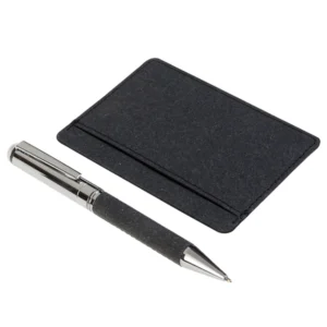 Set Marsella que incluye porta tarjetero de 4 compartimentos y bolígrafo metálico con detalle de curpiel reciclado en estuche de presentación.