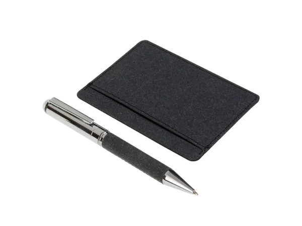 Set Marsella que incluye porta tarjetero de 4 compartimentos y bolígrafo metálico con detalle de curpiel reciclado en estuche de presentación.