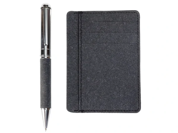 Set Marsella que incluye porta tarjetero de 4 compartimentos y bolígrafo metálico con detalle de curpiel reciclado en estuche de presentación.